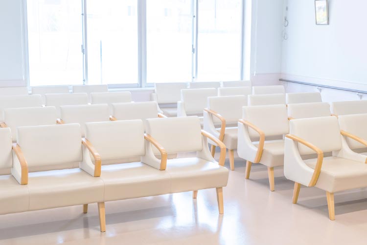 待合室で待つ